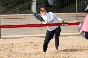 پشتیبانی و تشویق تیمی در مسابقه تنیس